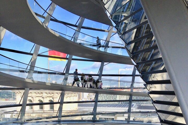 Privater Taxi Rundgang Stadt Ost & West Geschichte und Architektur 3-4h — Foto 4