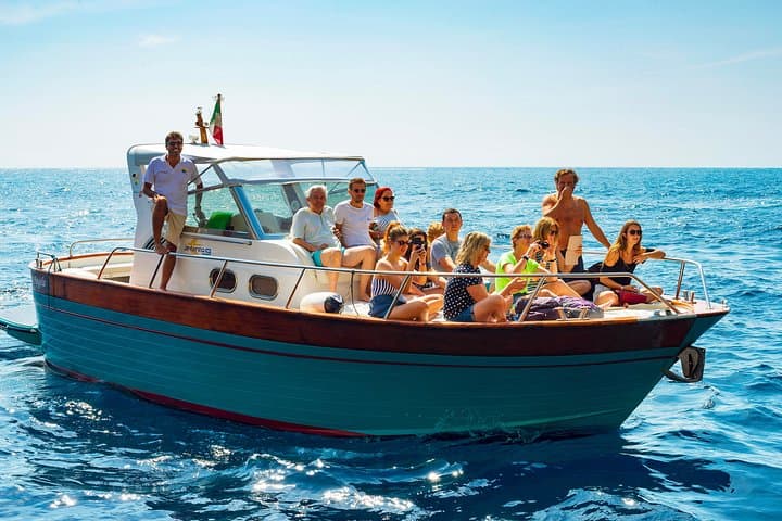 Tour in barca di un'intera giornata in piccoli gruppi della Costiera Amalfitana da Napoli — foto 2