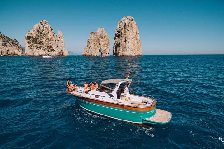 Kleingruppen-Bootstour zur Insel Capri von Neapel mit leichtem Mittagessen