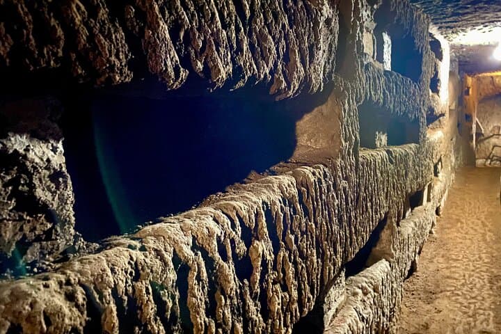 Tour Espressivo per Piccoli Gruppi delle Catacombe Romane con Trasferimento — foto 2