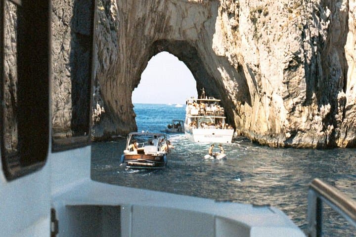 Tour en Grupo Reducido Sin Estrés: Isla de Capri y Gruta Azul desde Nápoles — foto 4