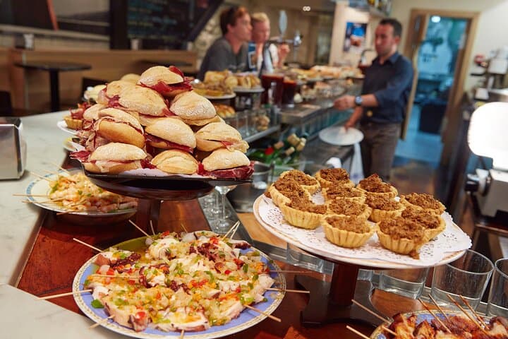 Private Pintxo-Tour mit D.O. Weinen in San Sebastian — Foto 3