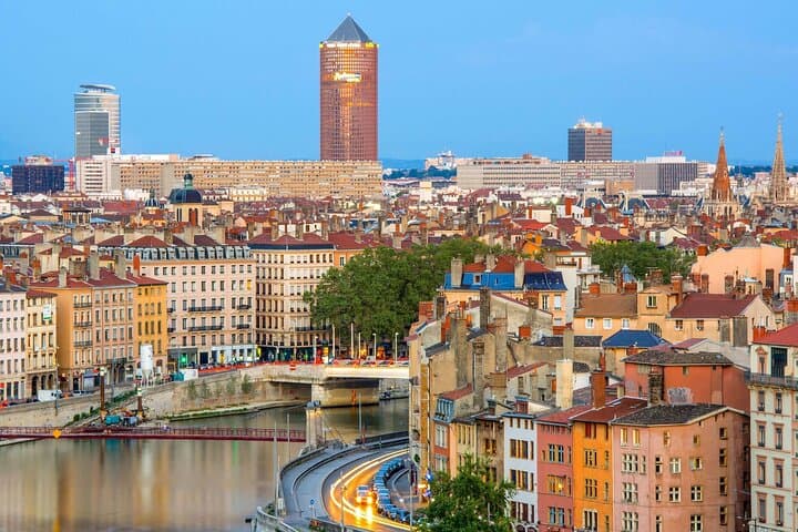 Transfert Privé : Port de LYON vers l'Aéroport de Lyon LYS en Van de Luxe — photo 4