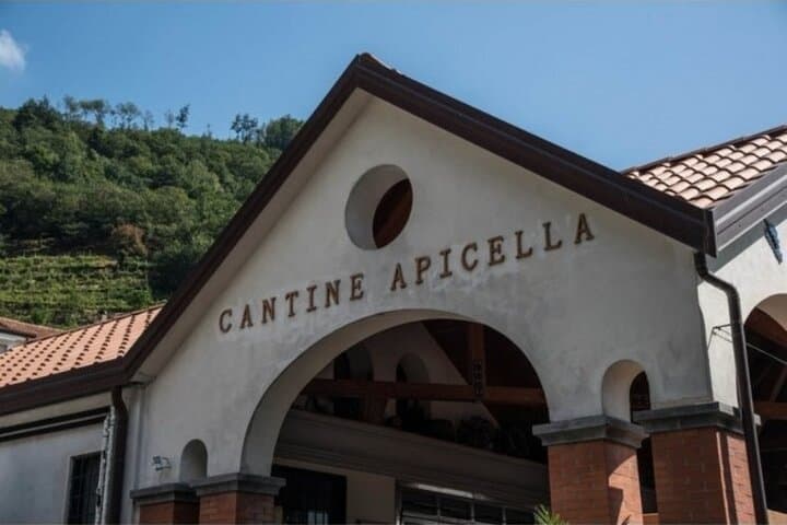 Weinverkostung in der Weinkellerei Apicella
