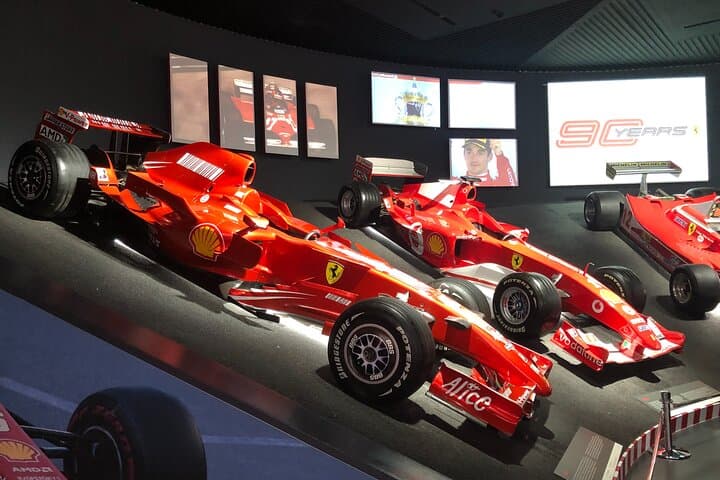 Ferrari World: Museos, Tour de Fábrica, Simulador, Transporte Privado — foto 4