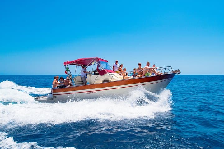 Ganztägige Bootstour zur Insel Capri in kleiner Gruppe ab Neapel — Foto 2
