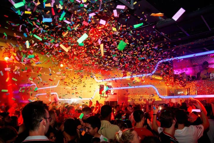 3 Bars Pub Crawl + VIP Club Eintritt in Sevilla — Foto 4