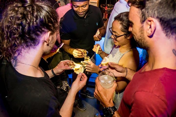 3 Bars Pub Crawl + VIP Club Eintritt in Sevilla — Foto 2