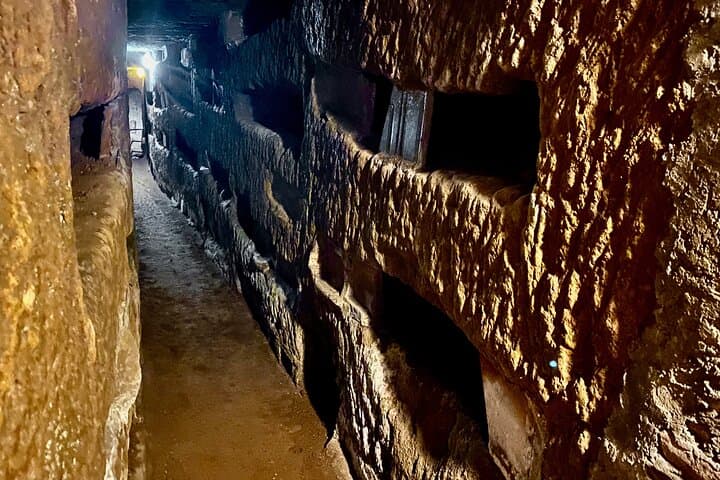 Tour Espressivo per Piccoli Gruppi delle Catacombe Romane con Trasferimento