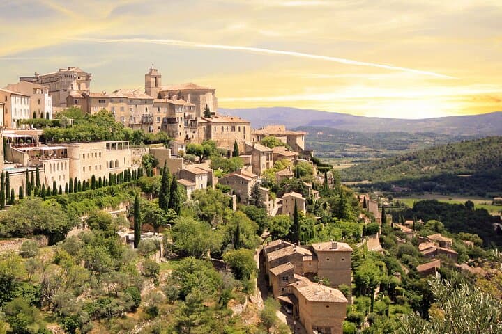 Excursion en petit groupe dans les villages perchés du Luberon au départ d'Avignon