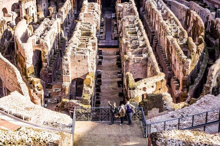 Tour di Gruppo Ridotto: Colosseo e Foro Romano con Accesso al Pavimento dell'Arena