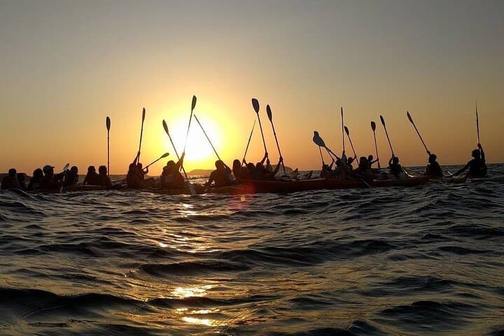 Paseo en kayak al atardecer y cuevas marinas, Norte de Ibiza, España — foto 2