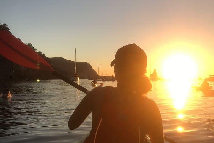 Paseo en kayak al atardecer y cuevas marinas, Norte de Ibiza, España — foto 4