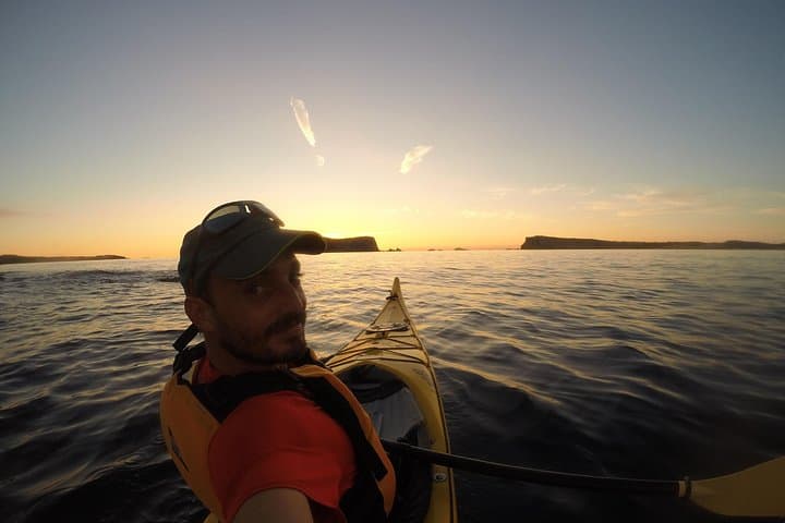 Paseo en kayak al atardecer y cuevas marinas, Norte de Ibiza, España — foto 5