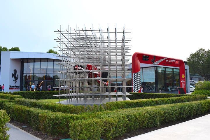 Ferrari World: Museos, Tour de Fábrica, Simulador, Transporte Privado — foto 2