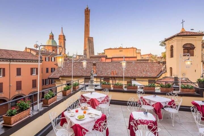 Dégustation de vins italiens sur la terrasse panoramique à Bologne