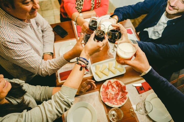 Visite du Quartier Juif de Séville en Petit Groupe avec Tapas et Boissons