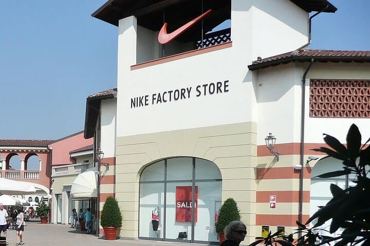 Transfer privado de lujo al Serravalle Designer Outlet desde/hacia Milán — foto 3