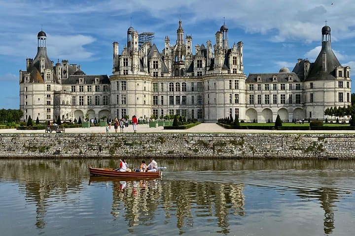 Excursión Privada a los Castillos de la Loire: Chenonceau, Chambord y 2 Bodegas