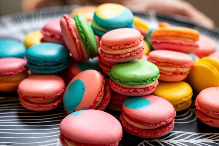 Clase de repostería en grupo pequeño de macarons en París — foto 1