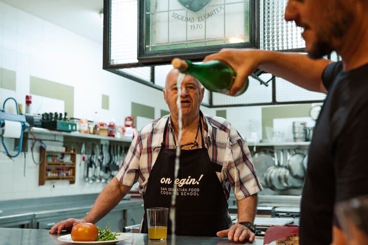 Tour Privado de Hondarribia y Comida en Sociedad Gastronómica