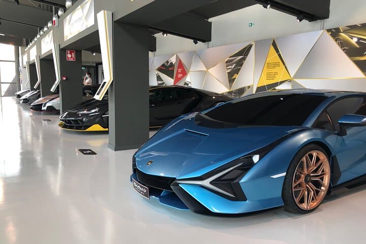 Experiencia de Supercoches y Gastronomía en Emilia
