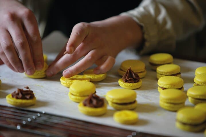 Clase de repostería en grupo pequeño de macarons en París — foto 2