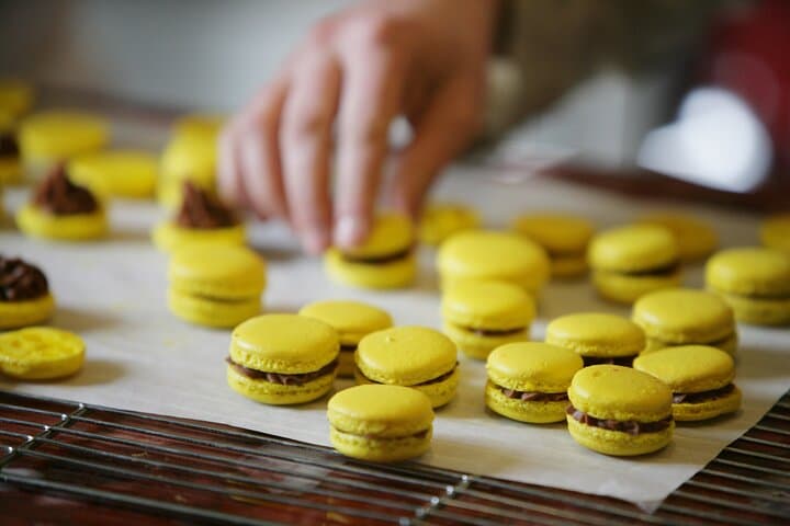 Clase de repostería en grupo pequeño de macarons en París — foto 3
