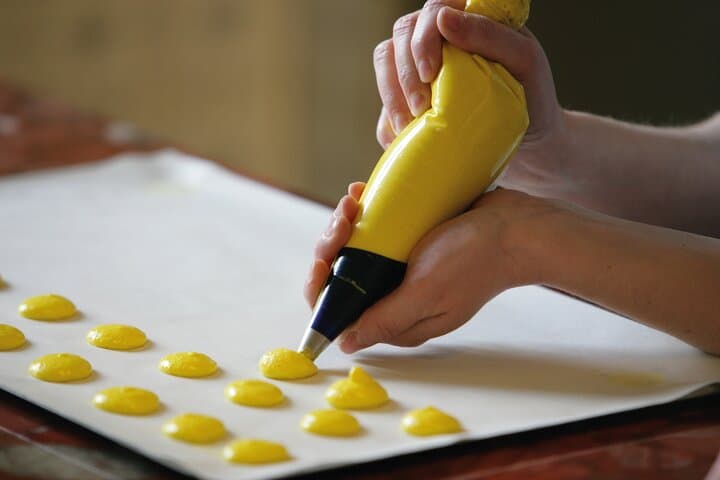 Clase de repostería en grupo pequeño de macarons en París — foto 4