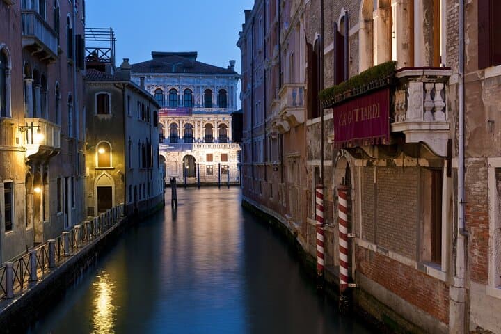 Venezia: Tour Privato Notturno e Giro in Gondola — foto 2