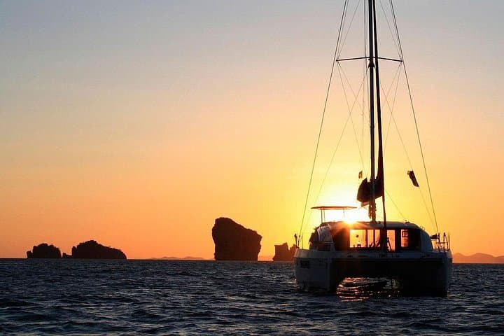 Malaga Sonnenuntergangs-Kreuzfahrt und Restaurantabendessen