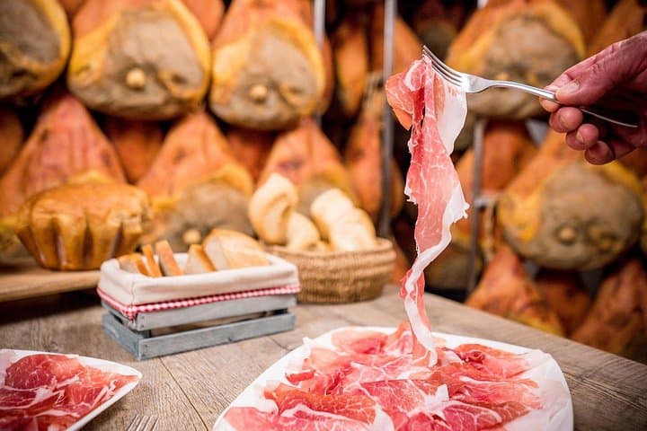 Parmesan- und Schinkenfabrikbesichtigung mit Verkostung in Parma — Foto 2