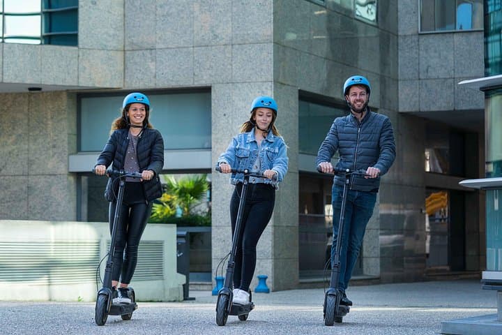 E-Scooter-Verleih in Nizza — Foto 4