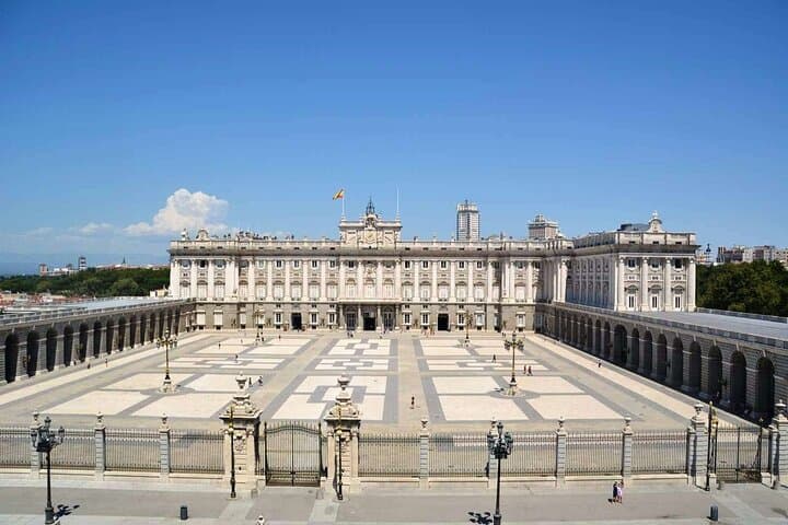 Geführte Tour durch den Königlichen Palast und die Almudena-Kathedrale in Madrid