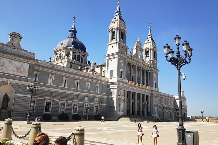 Geführte Tour durch den Königlichen Palast und die Almudena-Kathedrale in Madrid — Foto 2