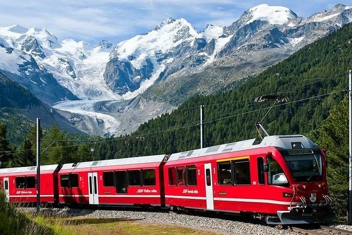 Bernina Roten Zug und St. Moritz Tour von Mailand