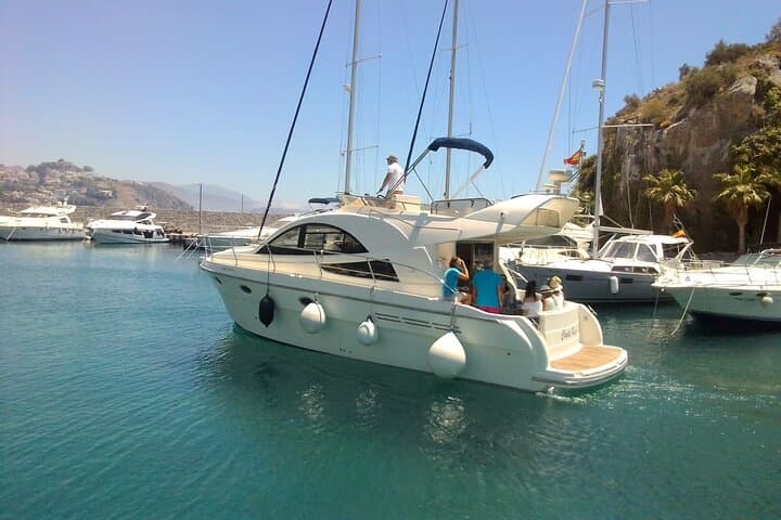 Crociere di Lusso in Yacht a Motore di Mezza Giornata a Granada — foto 3
