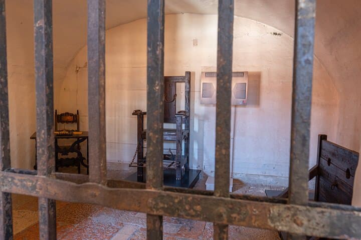 Palazzo delle Prigioni dei Signori della Notte: Visita alle Celle e agli Strumenti di Tortura — foto 2