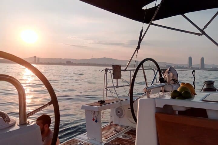 Tour de Navegación al Atardecer en Barcelona con Snacks y Bebidas — foto 2