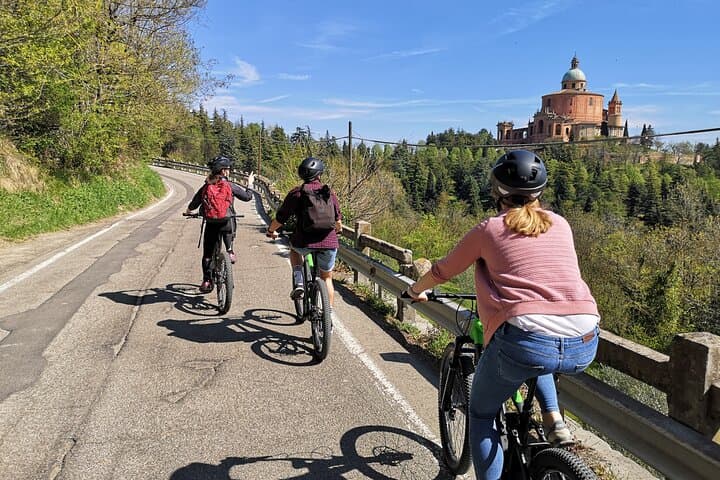 Tour guidato in E-bike a Bologna con aperitivo — foto 2