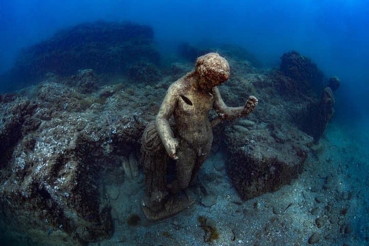Immersioni subacquee tra le rovine romane sottomarine a Baia da Napoli — foto 3