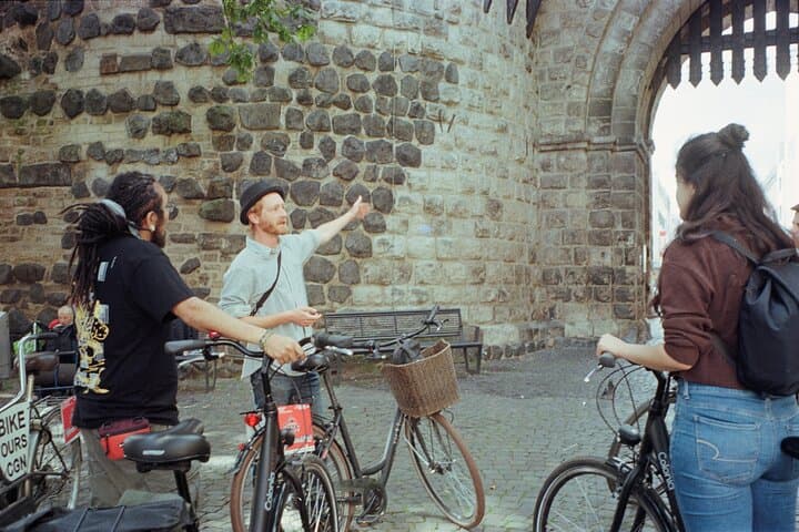 Tour in Bicicletta alla Scoperta dell'Arte di Strada di Colonia