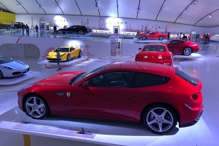 Ferrari World: Museos, Tour de Fábrica, Simulador, Transporte Privado
