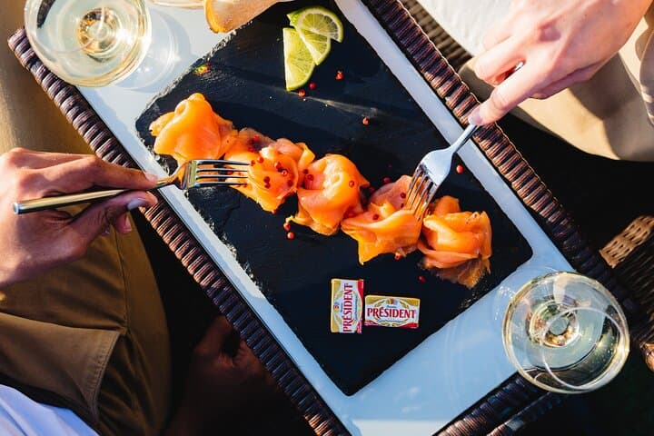Croisière Dîner sur la Seine avec Chanteur en Direct à bord du VIP Yacht de Paris — photo 5