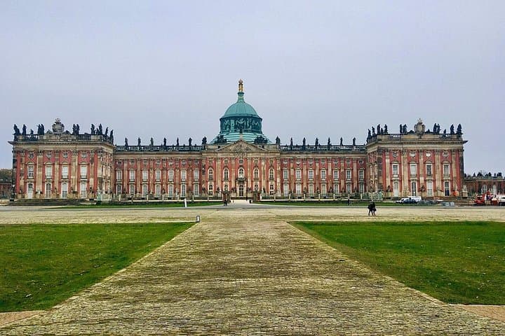 Potsdam Private Walk Tour Mit dem Auto von Berlin — Foto 3
