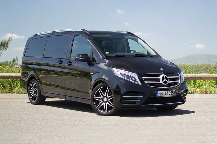 Privater Transfer vom Flughafen Lyon LYS zur Stadt Lyon mit einem Luxus-Van — Foto 5
