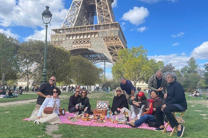 Pique-nique près de la Tour Eiffel, Paris — photo 3