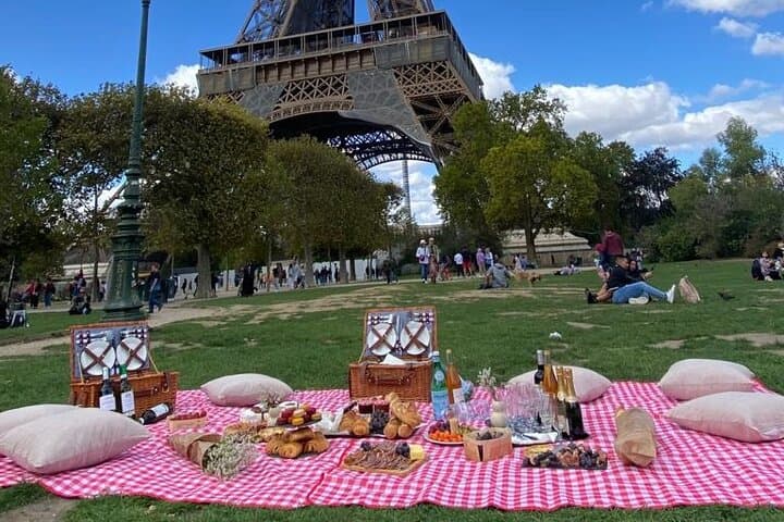 Pique-nique près de la Tour Eiffel, Paris — photo 1