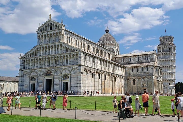 Besuch und Besteigung des Schiefen Turms von Pisa