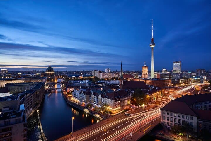 Berlin Hauptstadt 4-Gänge Sonnenuntergangs-Dinner-Kreuzfahrt inklusive Getränke